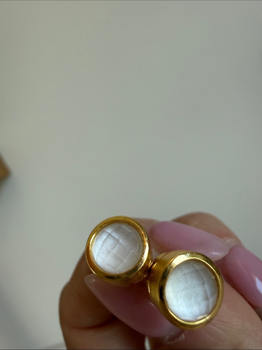 Dean Davidson Signature Midi Knockout Studs Color Gold Iridescent Pearl - Picture 7 of 9